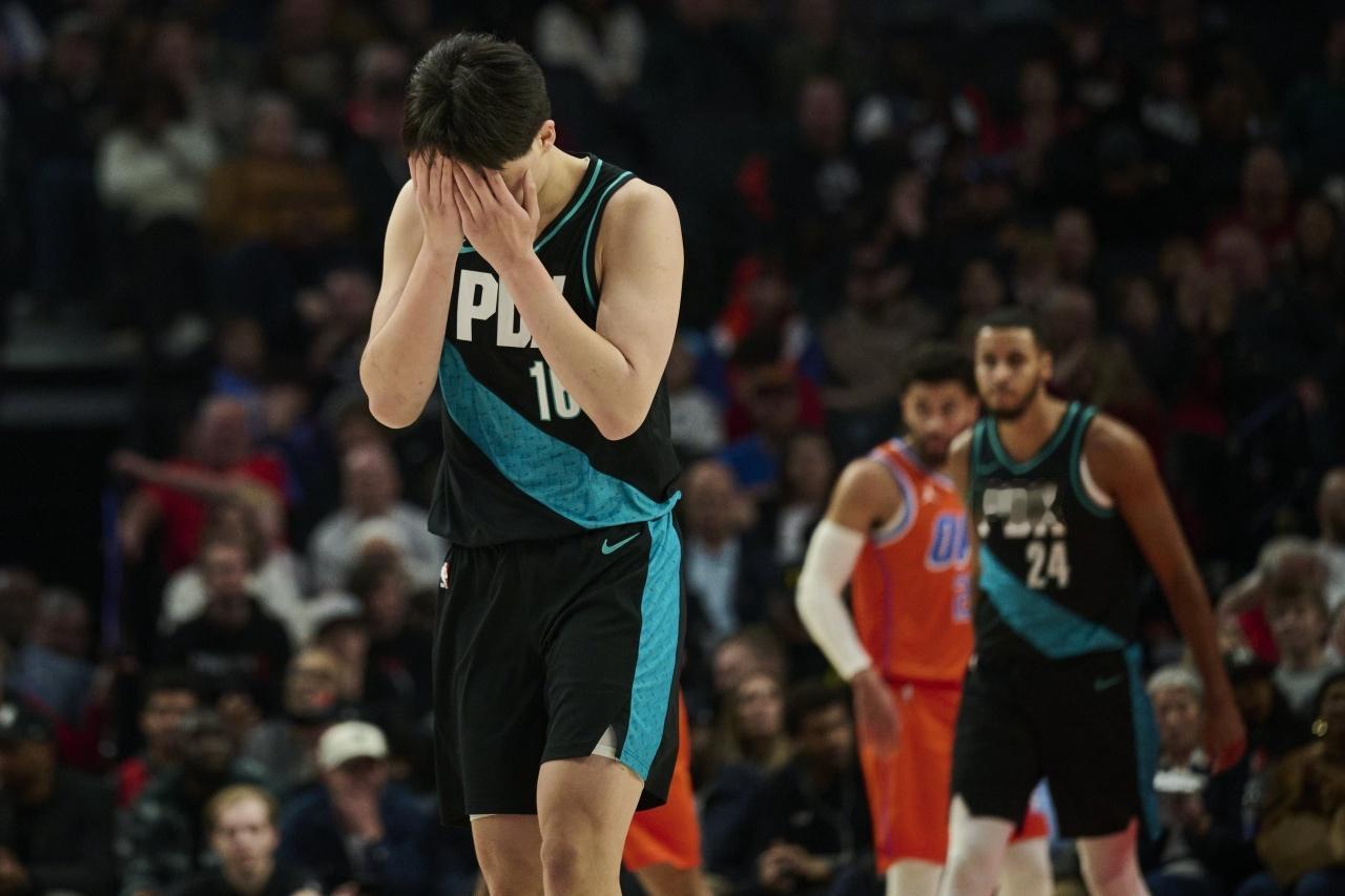 又没抓住机会！杨瀚森今天在对阵雷霆的比赛，仅在次节开场获得上场机会，但状态堪忧，