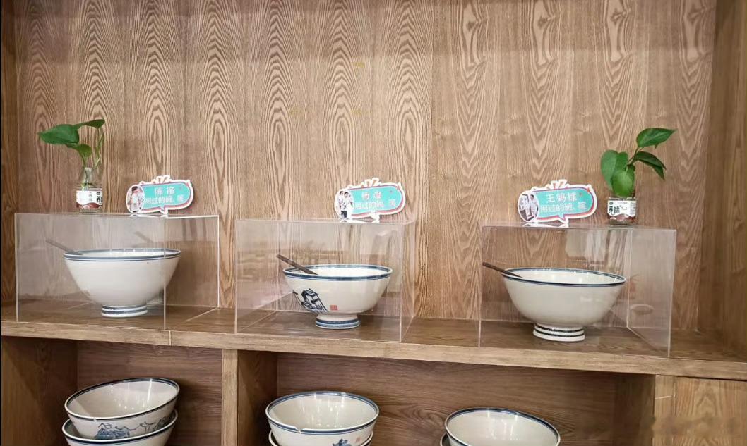 #商家展示王鹤棣杨迪用过的碗筷# 王鹤棣杨迪用过的碗筷被商家展示了出来。。。 ​