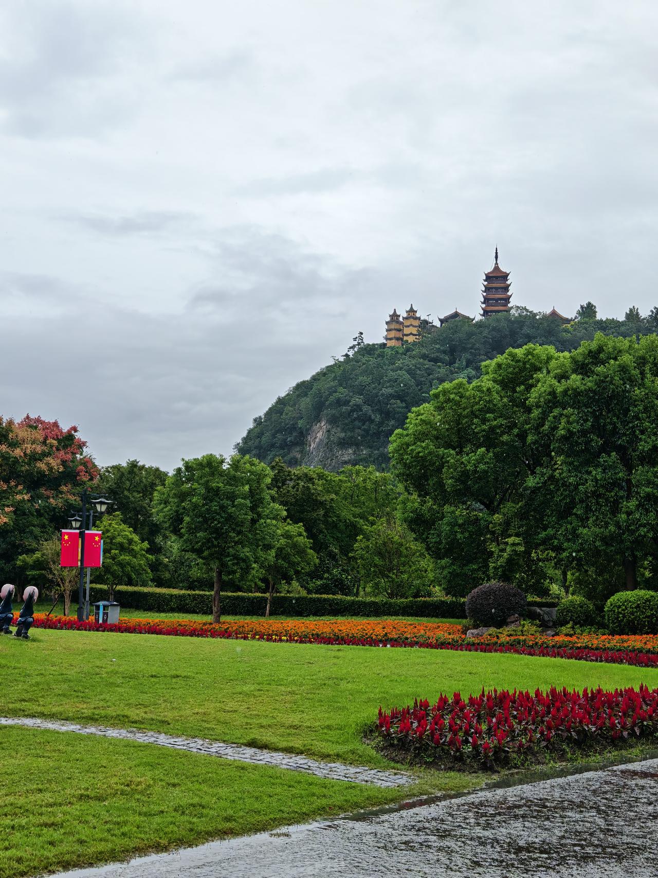 国庆假期第三天，雨中游南通狼山，登高望远，云雾弥漫，长江辽阔，仿佛所有的喧嚣都被