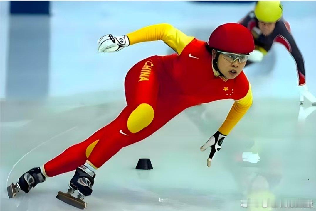 王濛金牌含金量乘风2026王牌队长的素养刻在骨子里，冰场与舞台双线发光，沉甸甸的