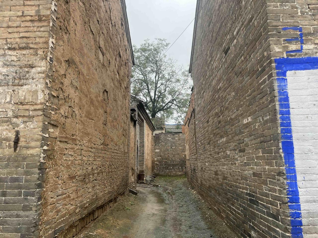 雨中的山西农村，现代建筑和古代建筑和谐融入在一起，给人一种半新半旧的感觉，走在这