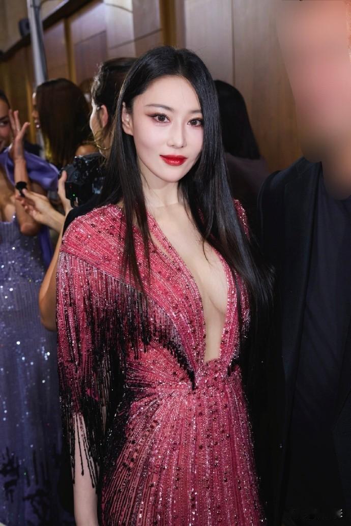 张馨予的深V礼服真的是诱惑力拉满！

这组美图大家有没有觉得她的身材气质拉满了，
