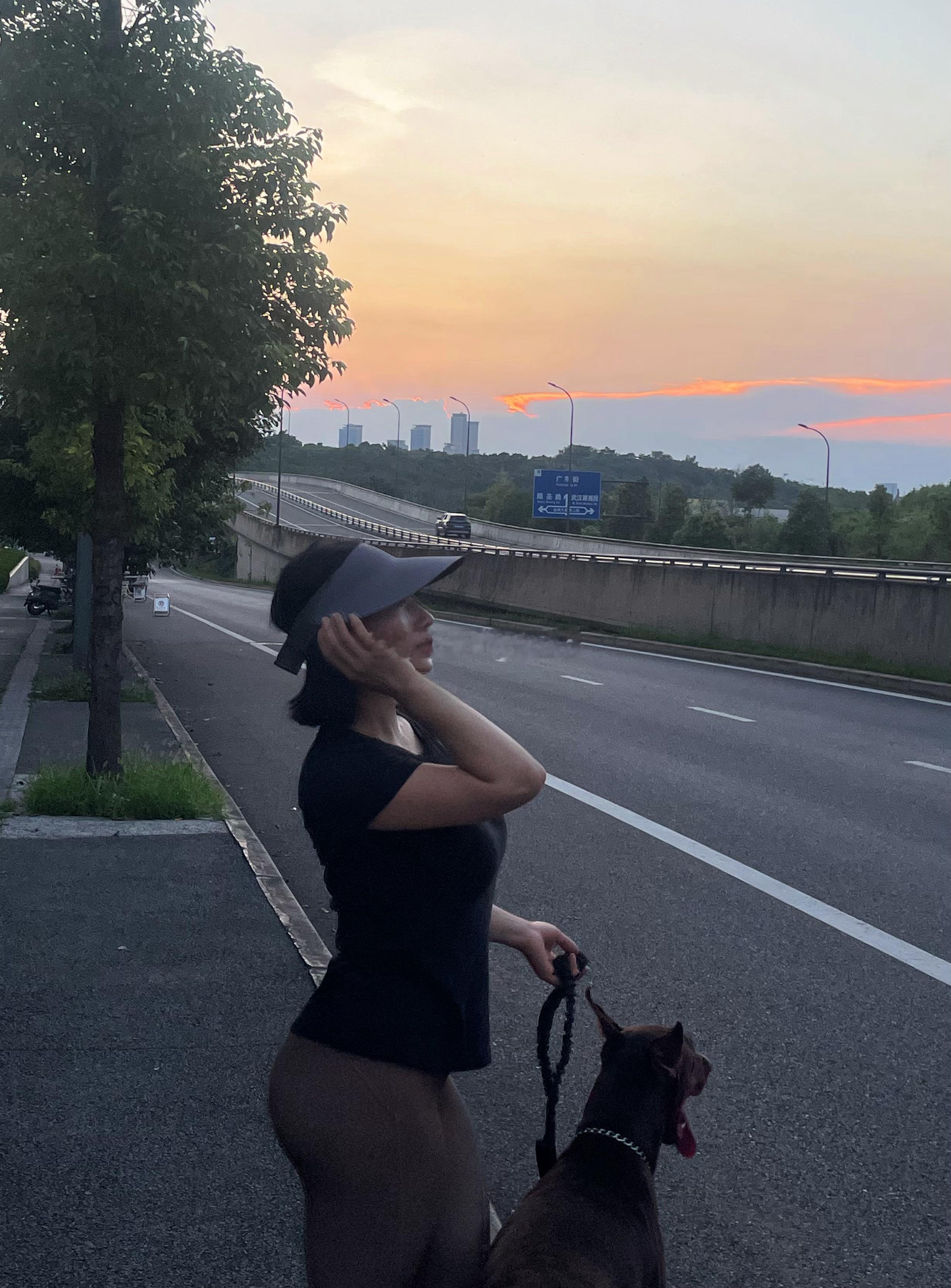 不管穿成啥样 碰到夕阳总是要拍几张的[偷笑][偷笑] ​​​