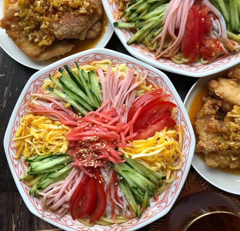中华冷面制作方法：

配料：
- 梨水：800克
- 浓口酱油：600克
- 味