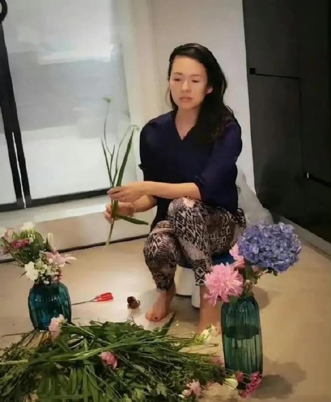 通过离婚前会的对比，感觉章子怡又充满活力。通过对比也不难发现，这是个家庭观念很强