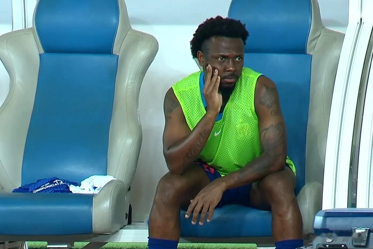 迷茫和无助，形容现在的费南多再合适不过了，国家队位置恐将不保。
  估计费南多心