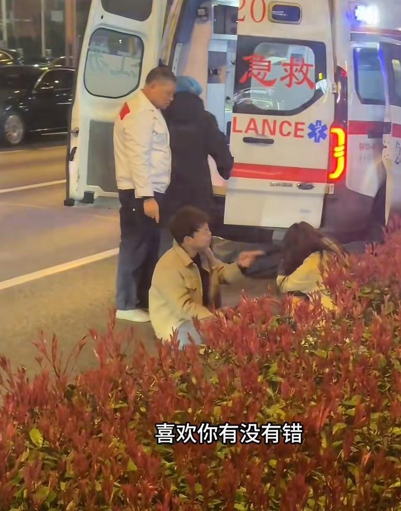 江苏扬州，疑似男子和女朋友发生了情感纠葛，男子当街撒泼打滚，做出撞救护车、躺在马