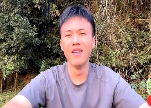 同一个娘胎出来的，差距怎么能大到这种地步？直接给我看笑了。
小柒这孩子，看着叛逆