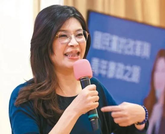 不愧是郑丽文！12月22号，面对岛内大学生，郑丽文掷地有声的说：“我打小看的是中