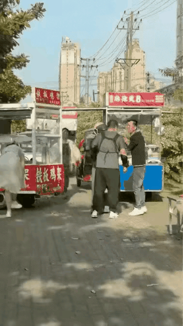 大家看那个套内裤在别人头上那视频了吗？两个摊位吵架，其中一个女的把内裤脱下套在另