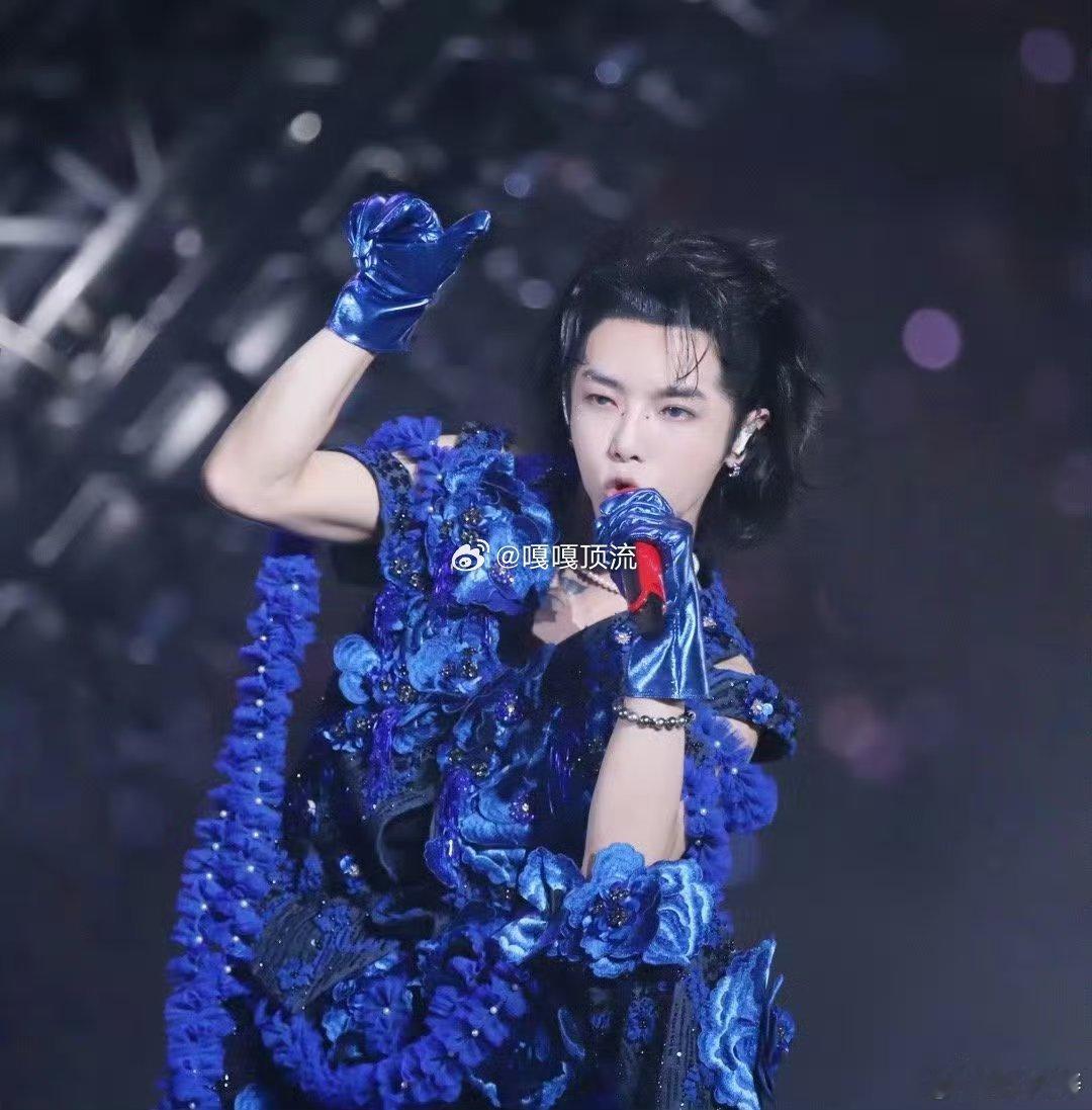 华晨宇 蓝色妖姬 看华晨宇穿“蓝色妖姬”造型直接惊到！本以为是很难驾驭的风格，结