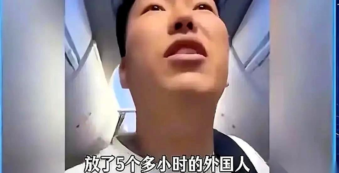 一个新疆小伙把自己的平板电脑塞给乘务长，里面全是他拍的伊犁河谷杏花和喀什老城巷子