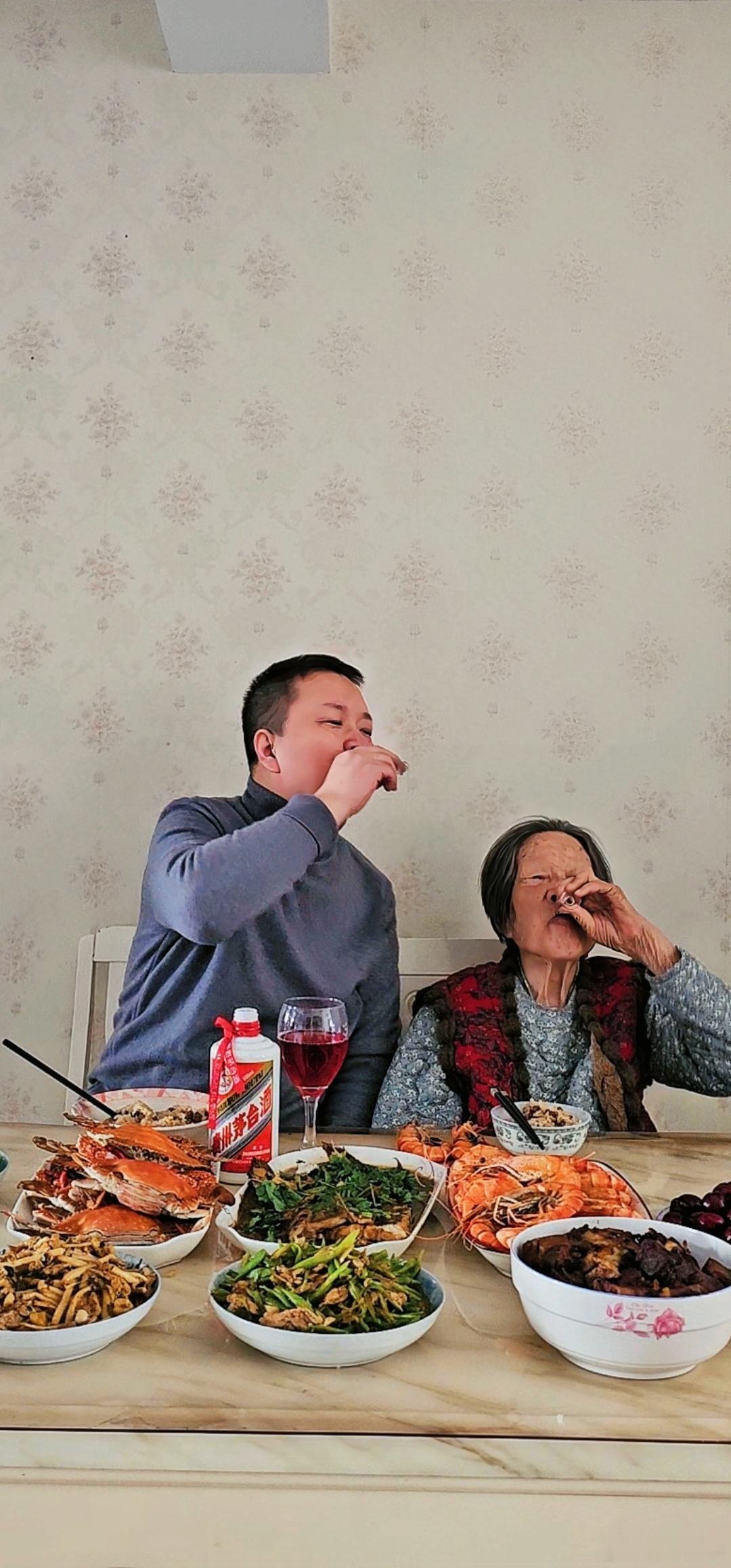 大年初二回门日又是一年新春始，百岁老母健康平安地度过了蛇年！依然是母子二人的除夕