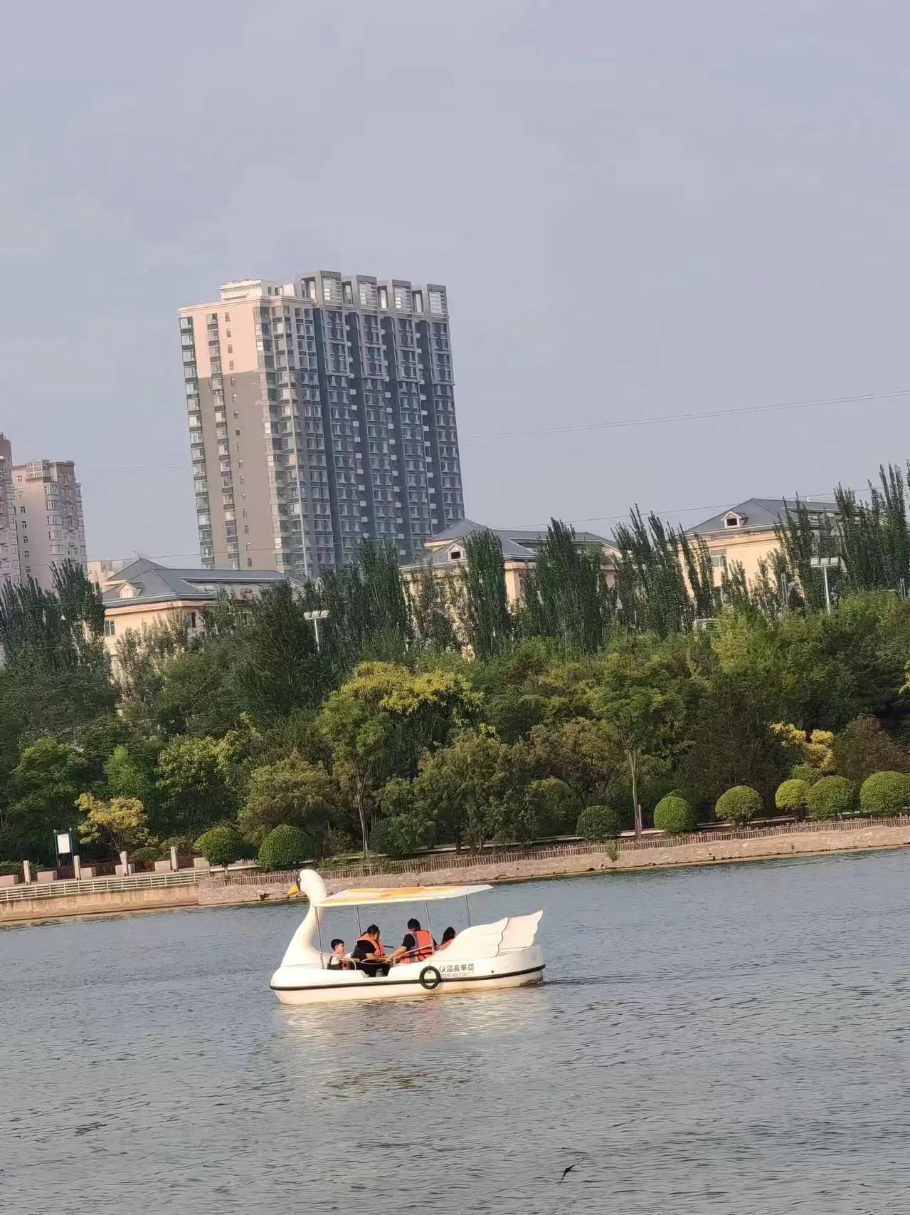 夏日的汾河公园。