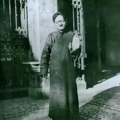 1937年，北大教授刘文典因拒绝为日寇工作，被日本人抄了家，翻译官厉声质问：“太