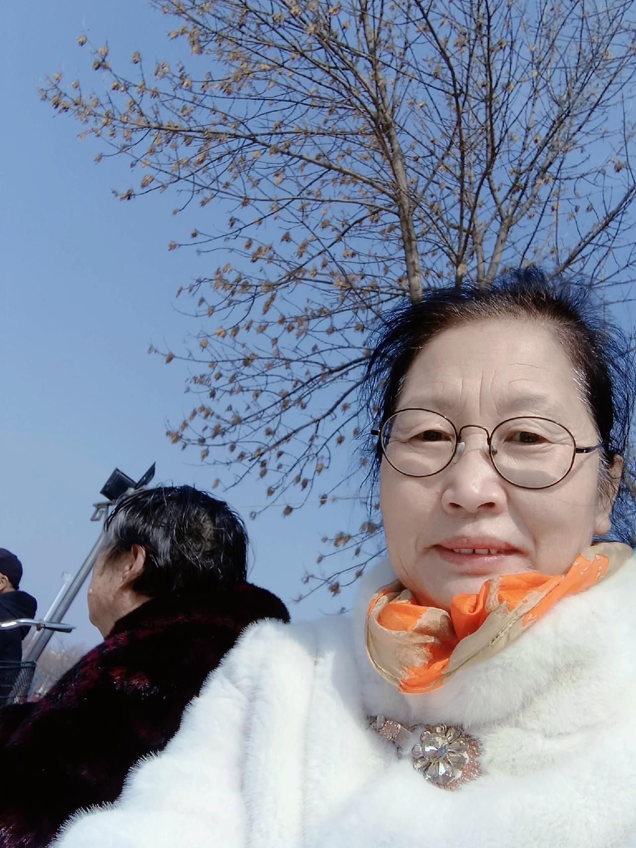 我超爱平平淡淡的生活。很多人觉得得活得轰轰烈烈才叫精彩，像影视剧里那样，恋爱要吵