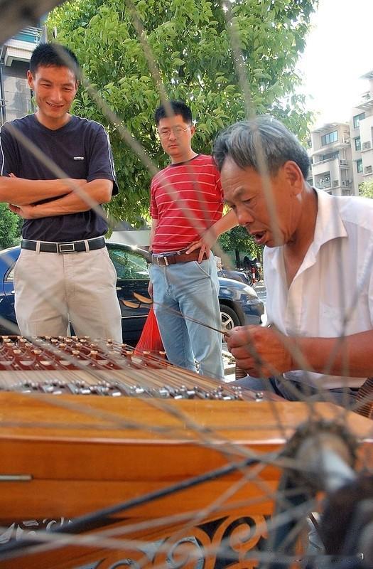幸福和什么最有关系？这问题看似简单，实则复杂。
很多人觉得幸福是赚大钱、有良人相