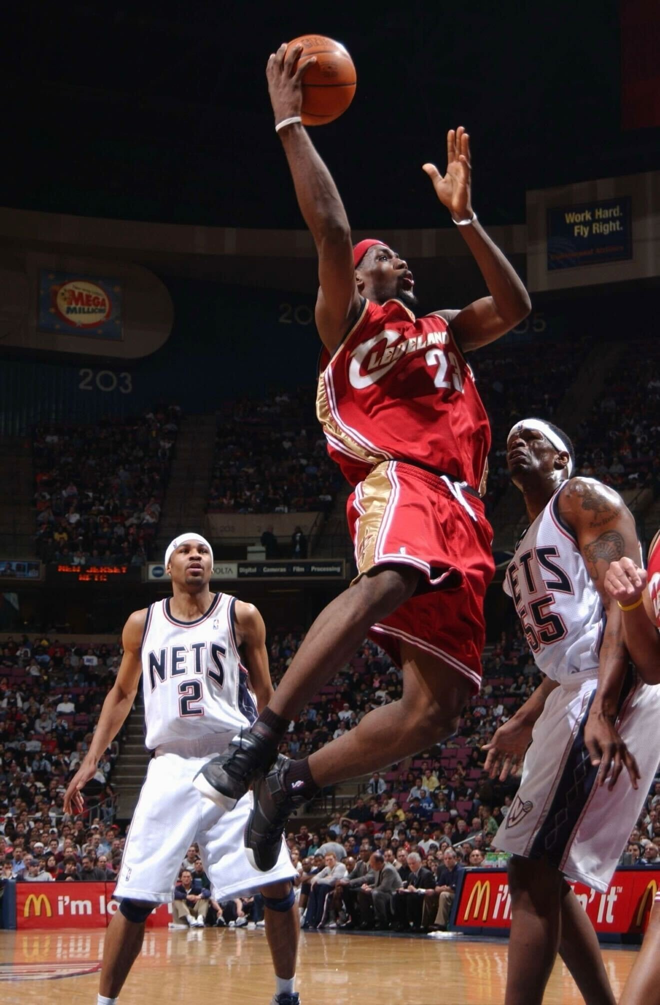 上一场詹姆斯达成了一个成就。23年前，詹姆斯首秀对阵老贾巴里史密斯。23年后，詹