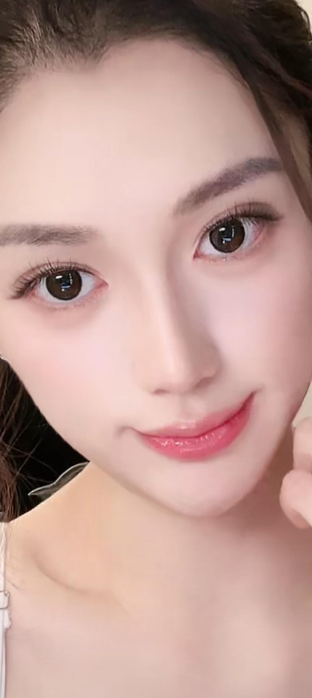 这姑娘眼睫毛好长啊！