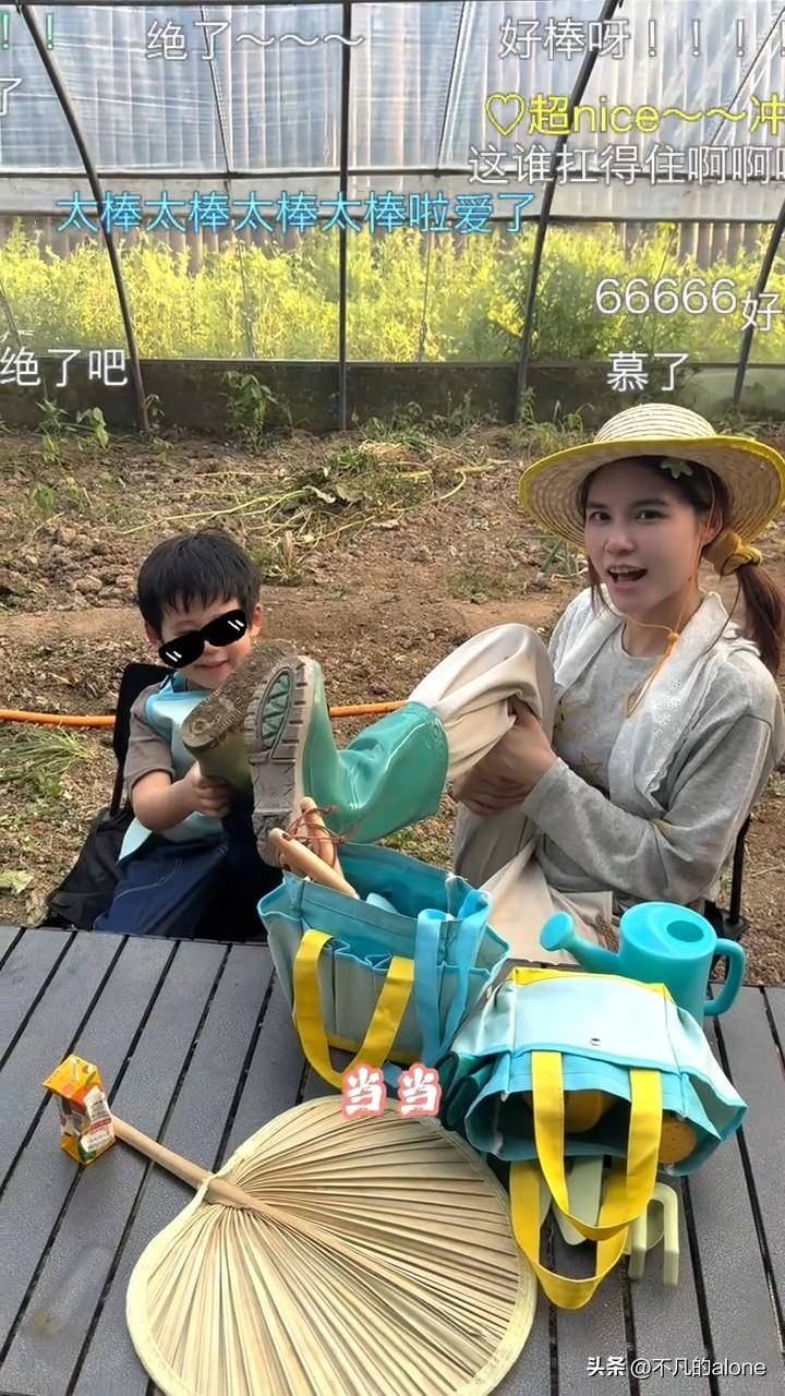 7月15日，苏醒妻子廖语辰分享两个儿子的暑假种菜vlog，同行的还有廖语辰的朋友
