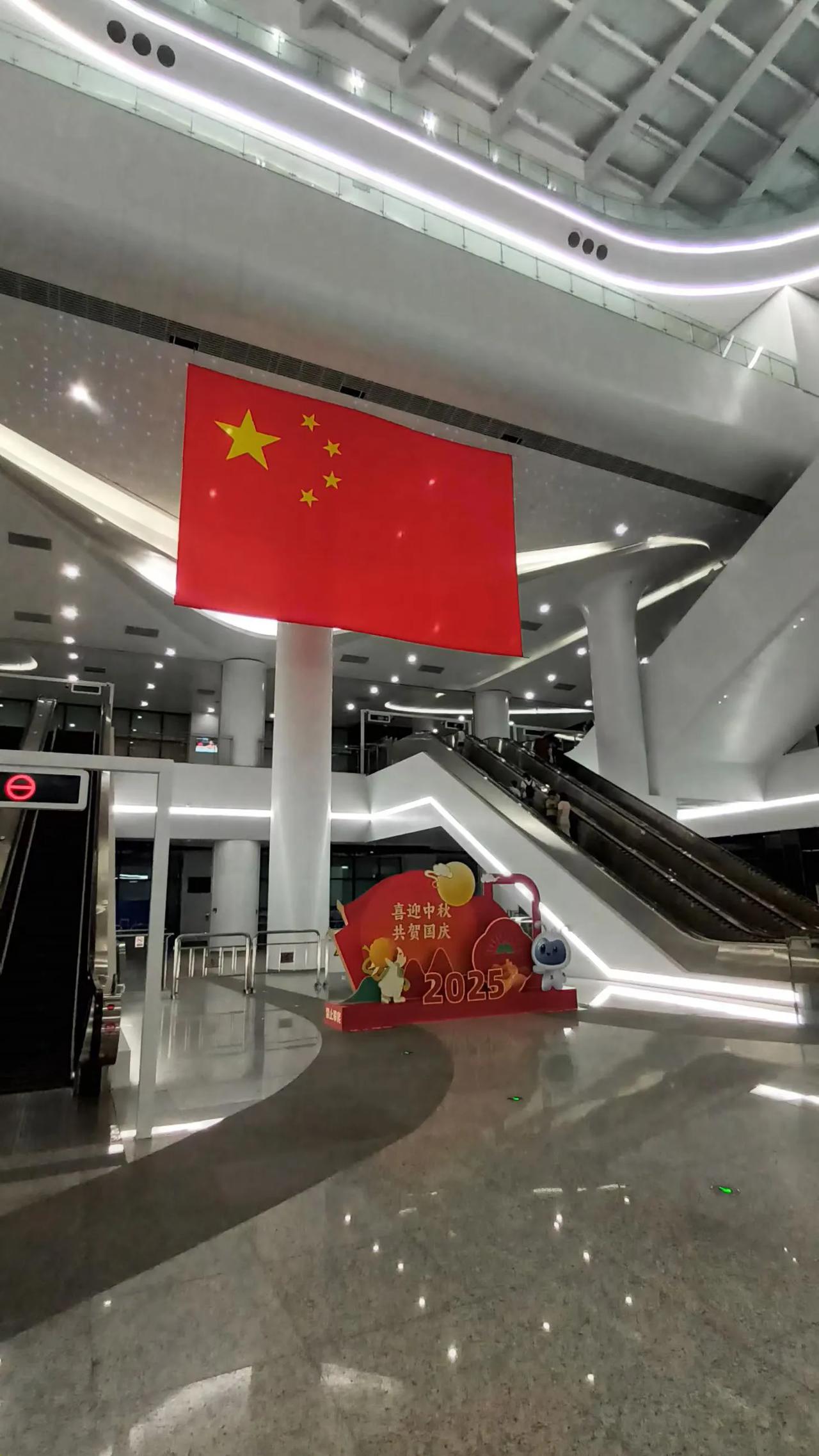 深圳建设一日千里，很多方面已经位居世界前列。其他不说，光地铁路线配合城市扩容人口