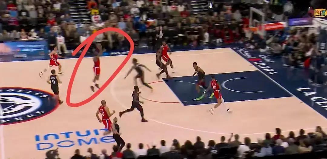 别再聊快船的进攻了，他们现在赢球靠的是全联盟最被低估的防守体系。
你看他们的防守