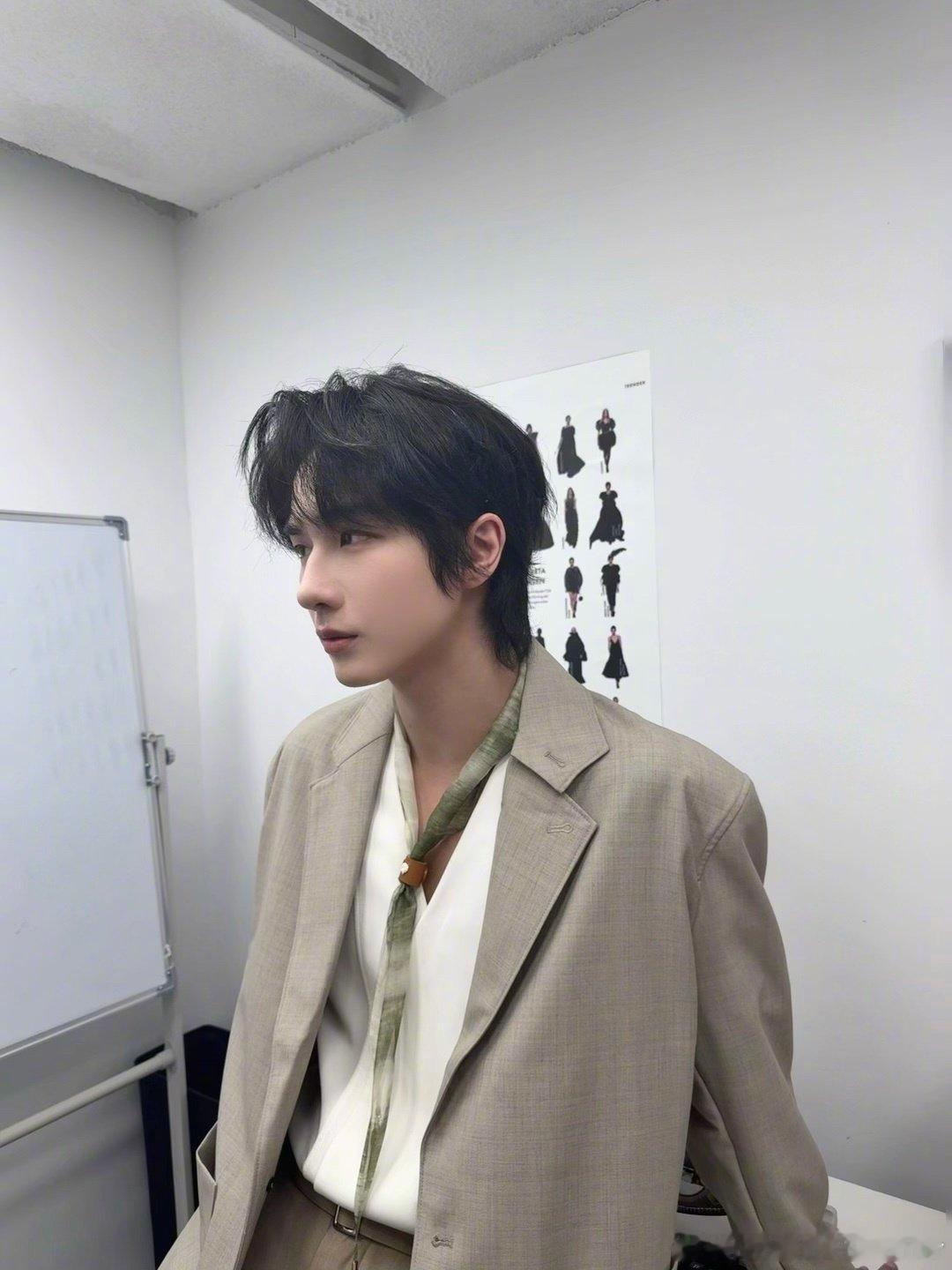 李宏毅阴长黎 LHY李宏毅揽流光三千 灯光漫延在黑夜 爱意回荡在世间”  "𝓛