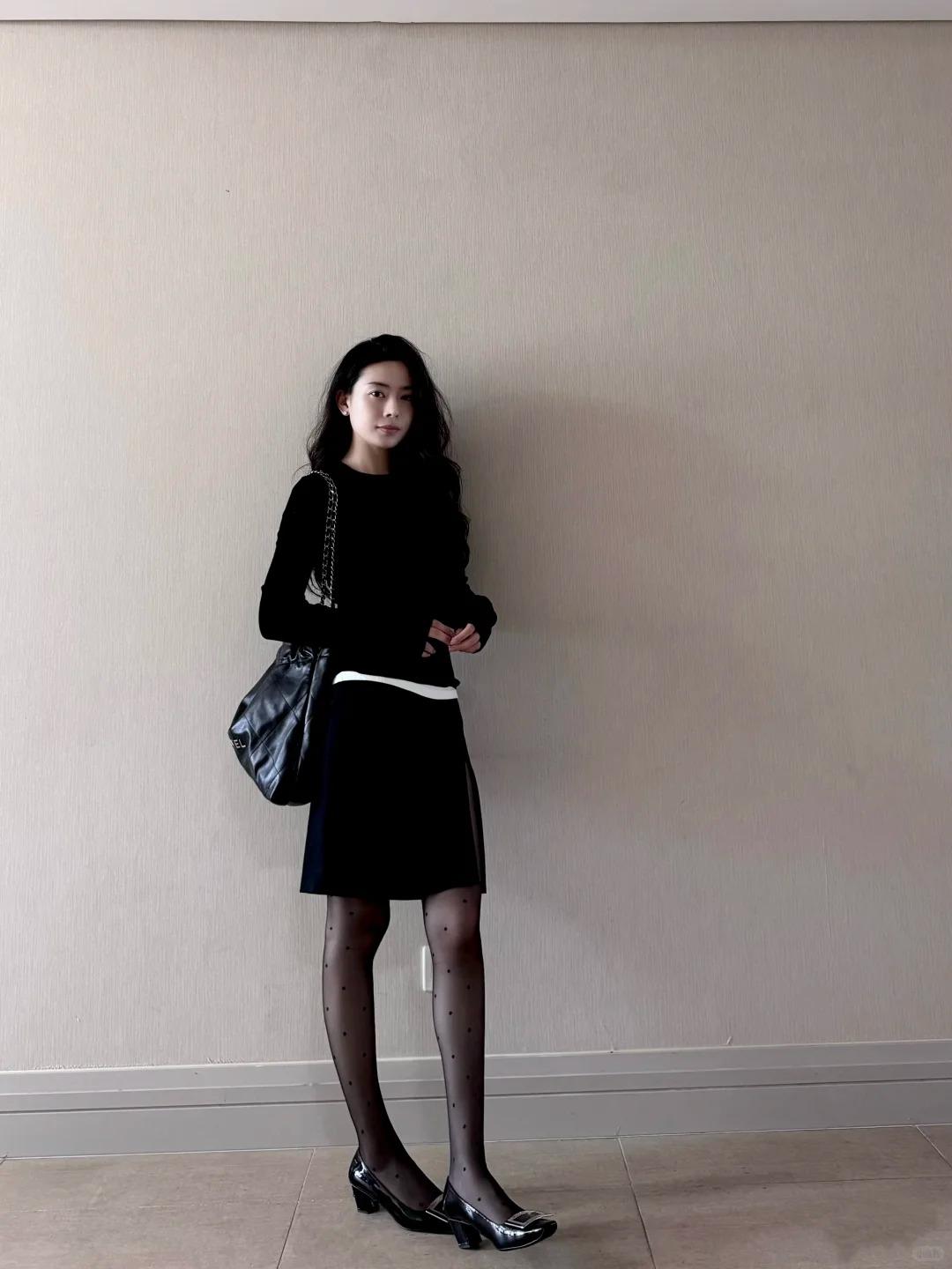 今天穿了一身黑，靠白边和波点丝袜打破沉闷。简约又带点小性感，通勤约会都合适，懒人