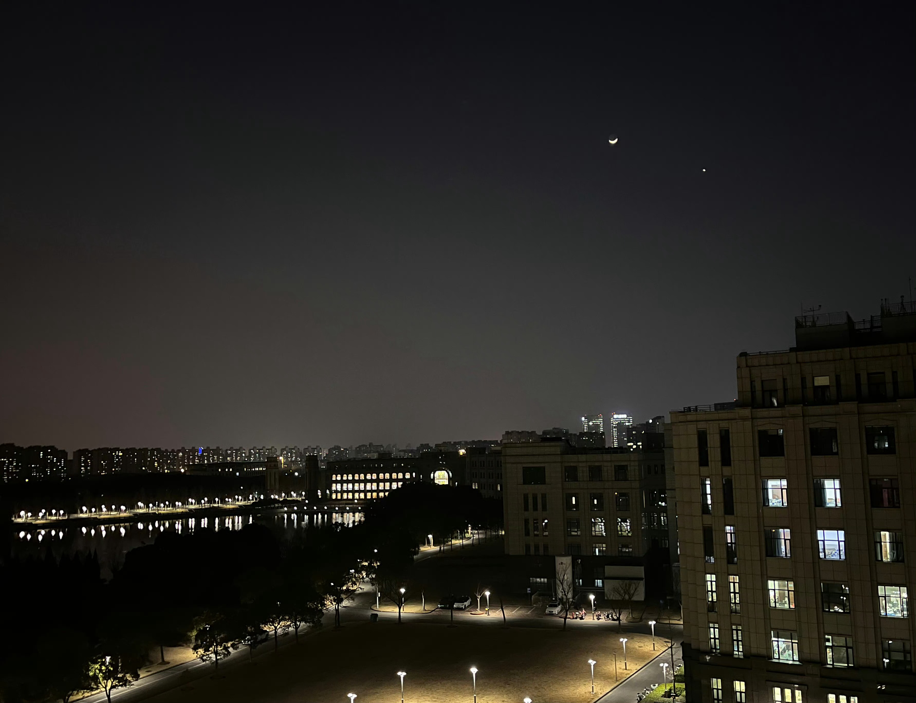 月亮 落霞绯红的余烬冷却后，是灯火与星辰共同接力光的轨迹。一轮阴晴圆缺的旋回后，