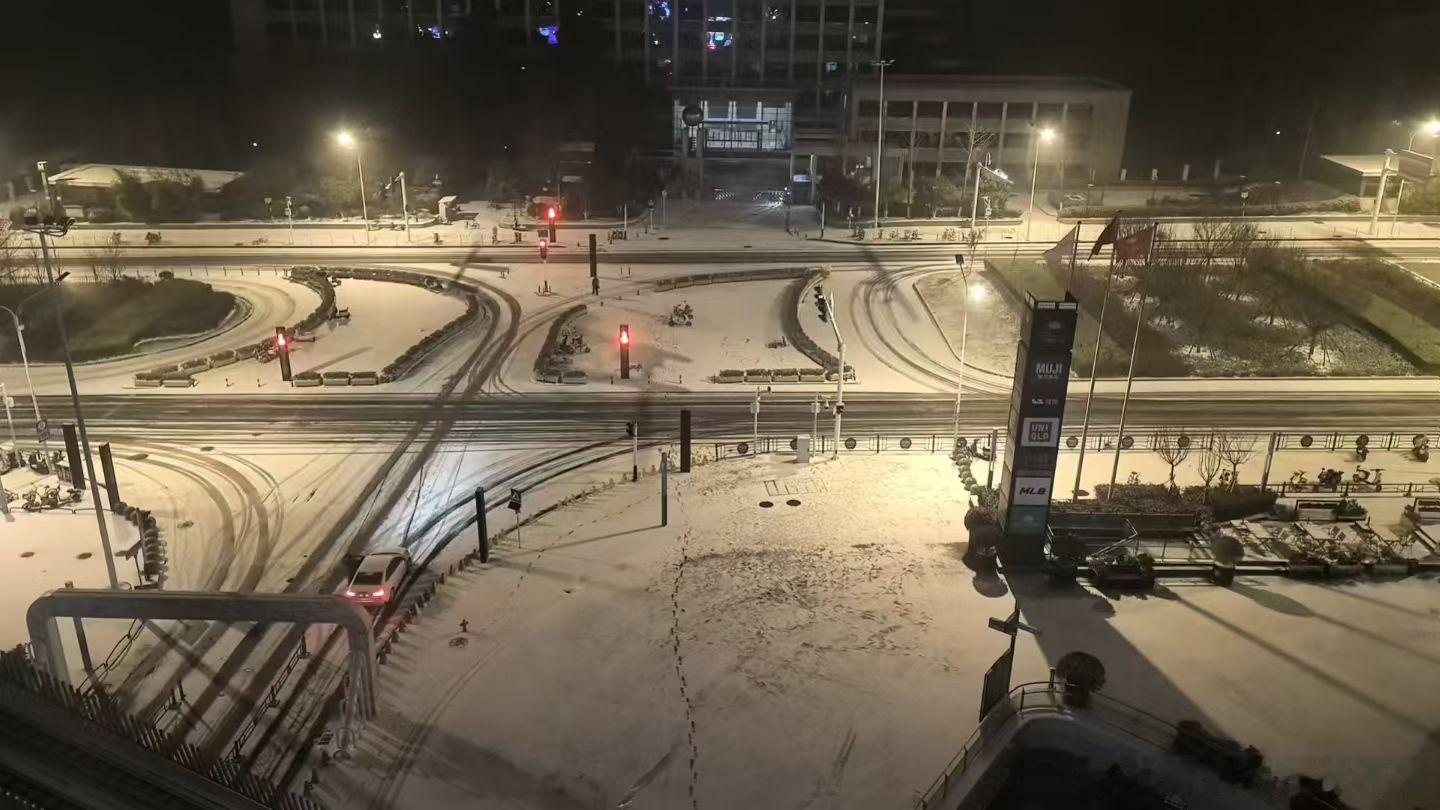 武汉终于下雪了武汉下雪早啊朋友们，刚才刷了一遍朋友圈，感觉全国各地都下雪了(っ≧