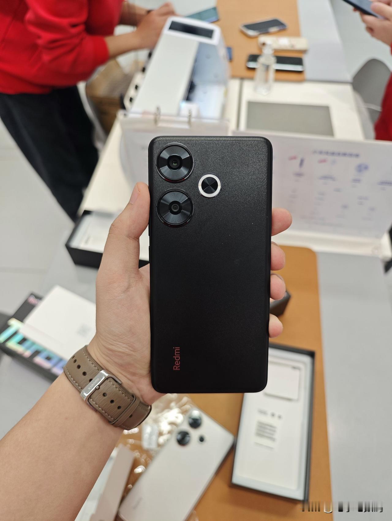 红米 Turbo3 的第一时间上手反馈来了~
1、手感不错，第一感觉就是非常的轻