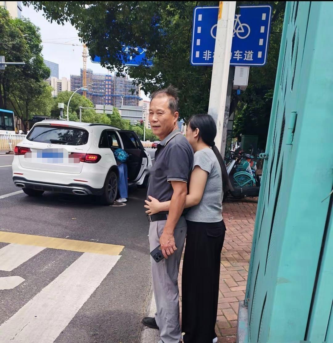 街头遇见温馨一幕，从大爷的表情，一切都不用多说 