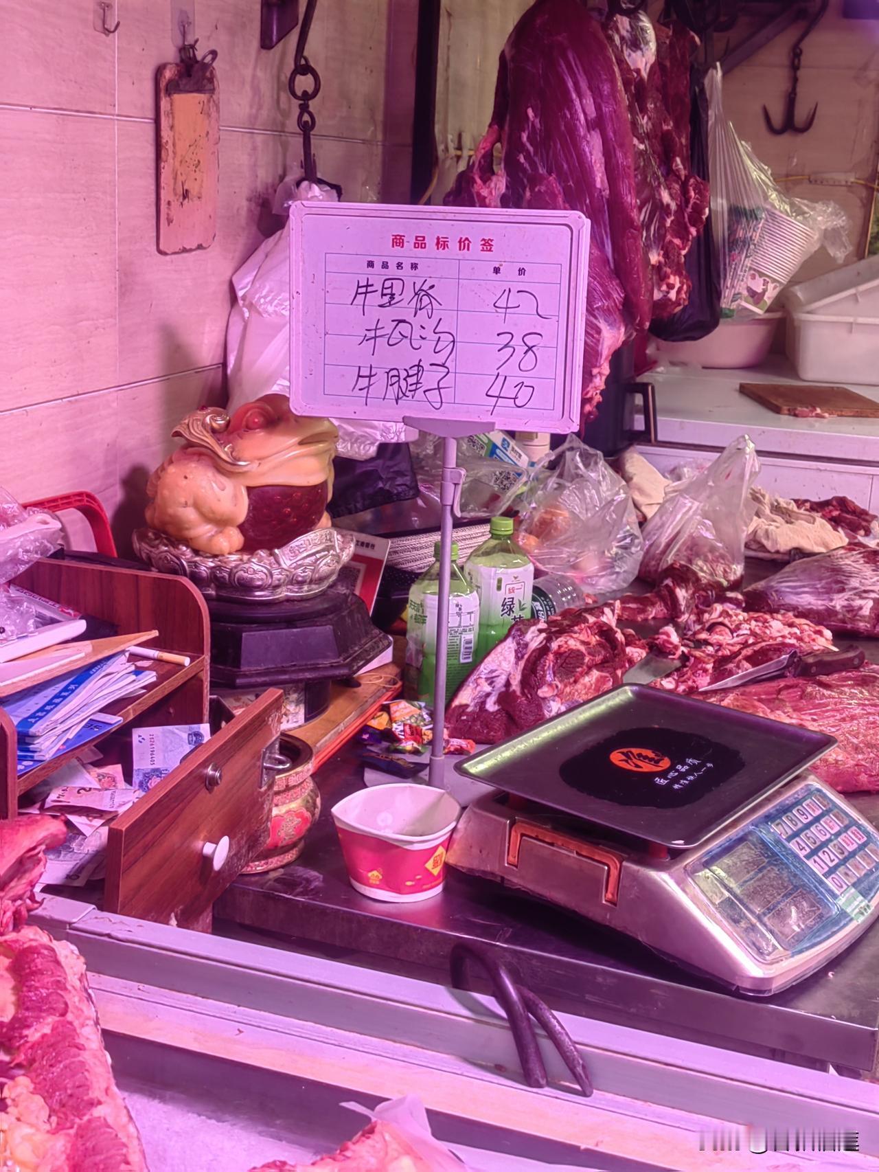 下面两张肉价分别来自今天和三年前的5月，也就是2023年五月，地点位于武汉市江汉