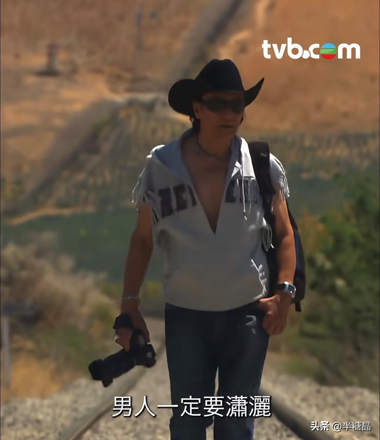 他探班霆锋，看到儿子坐着驼背，和儿子讲，你坐在腰要挺直，结果谢霆锋回嘴：你要做明
