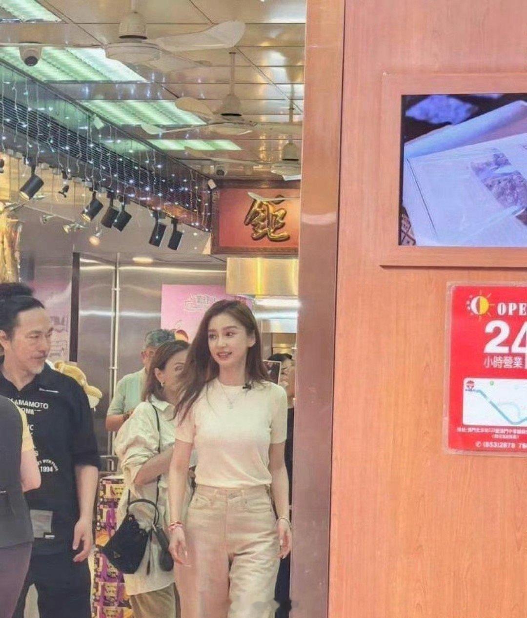 Angelababy杨颖生图｜又白又瘦，状态好到发光✨路人镜头下的Angelab