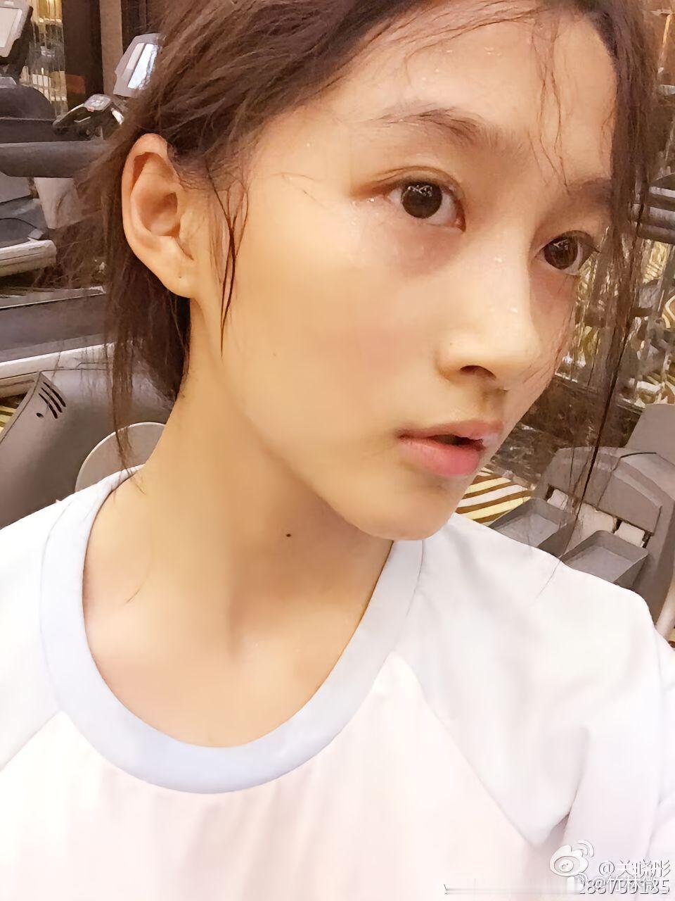 关晓彤回应近日状态 关晓彤真的是越素越美！早期素颜和私服都感觉是气质型美女[来]