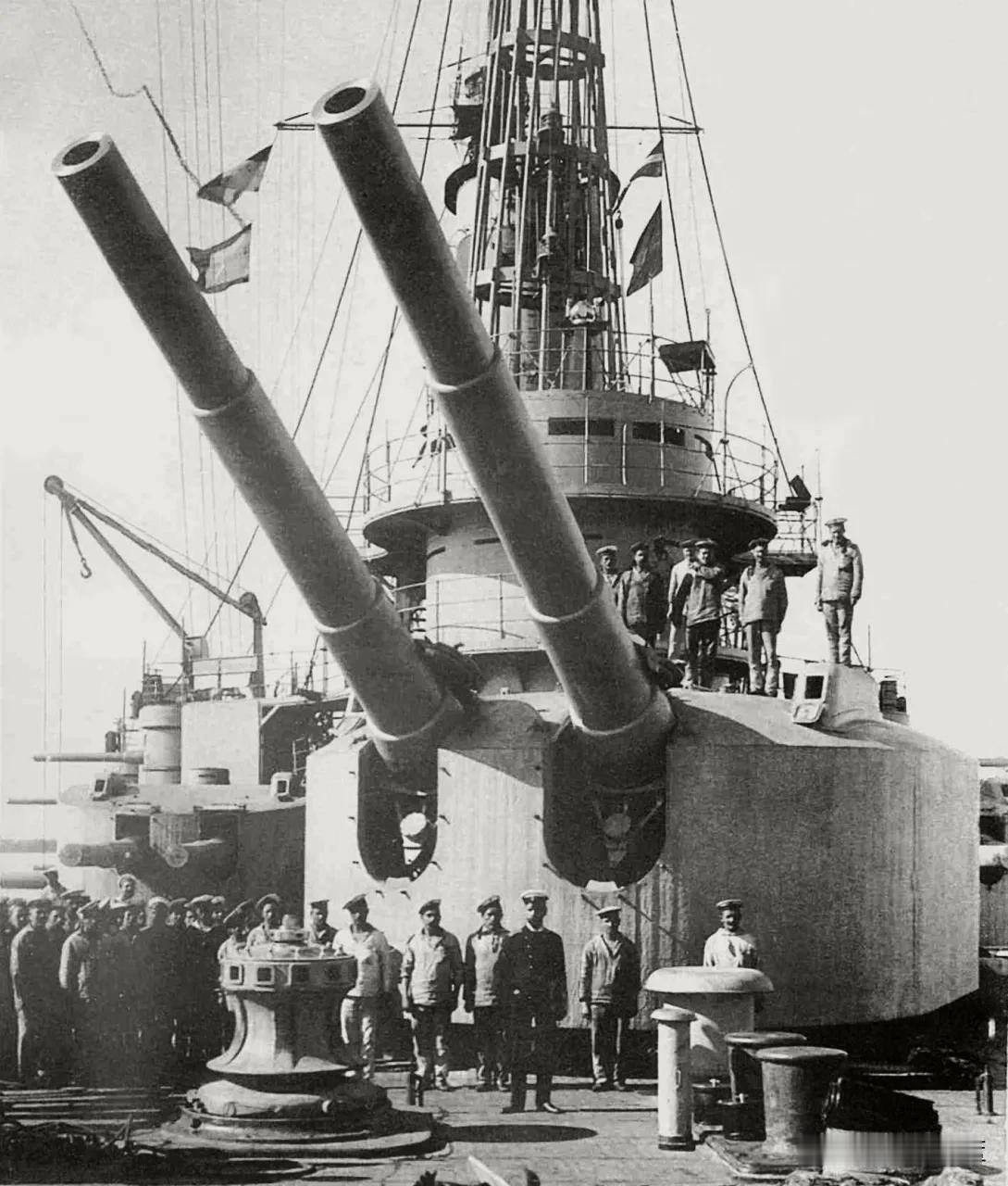 主炮处于最大仰角状态的俄国战列舰
照片日期：1912年9月下旬。
照片地点：爱沙