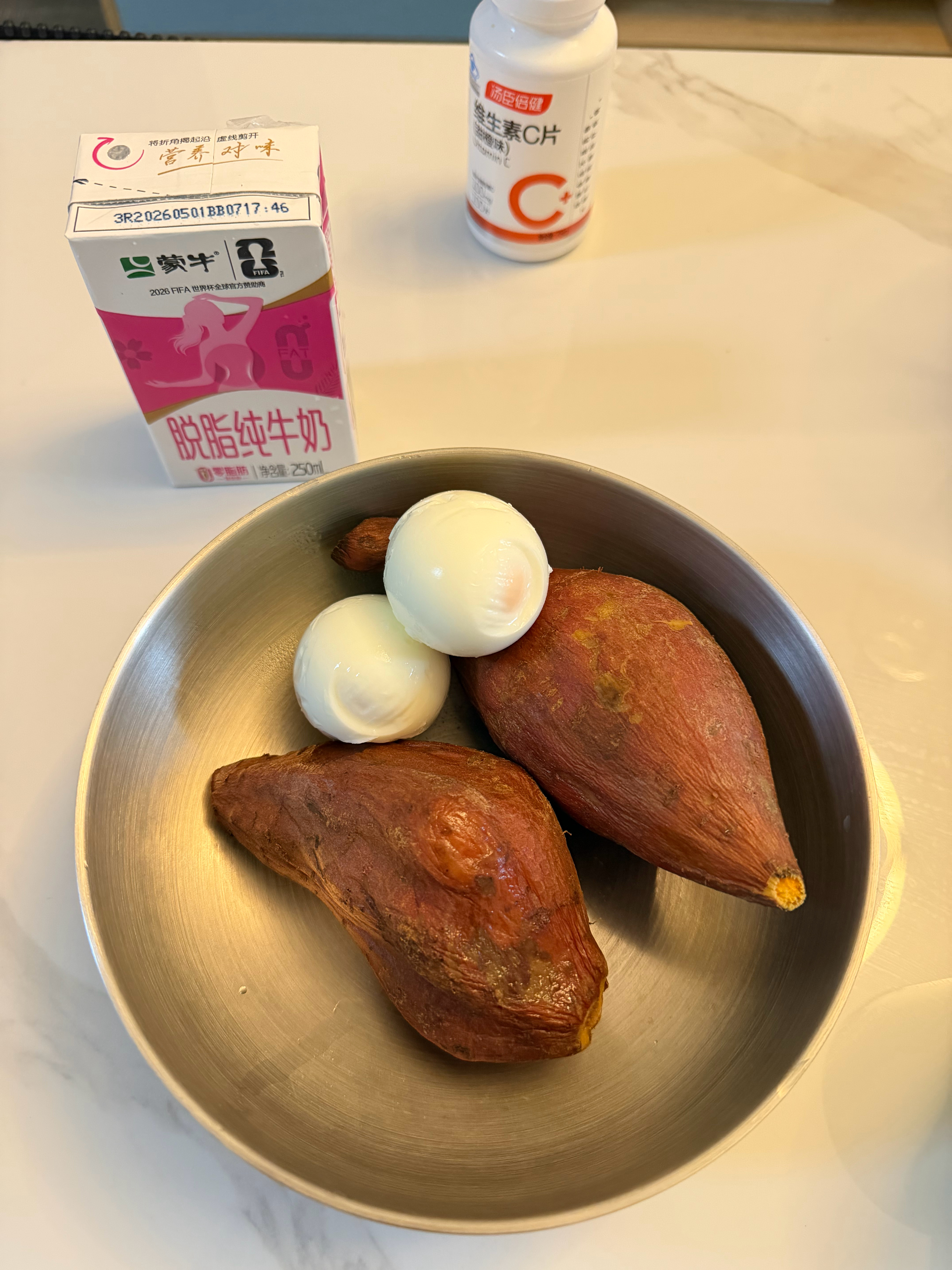 休息日不锻炼的三餐。减脂期的话我用的是低芥酸菜籽油（精炼橄榄油也可以）。它的优势