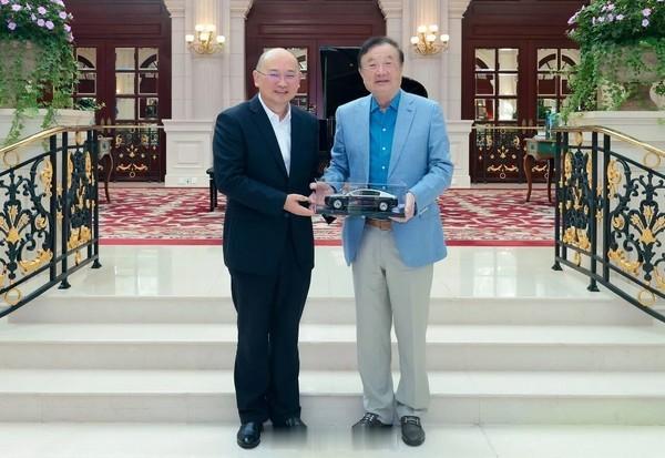 江汽集团董事长项兴初拜访华为任正非，手里的尊界S800 车模太扎眼了！尊界S80