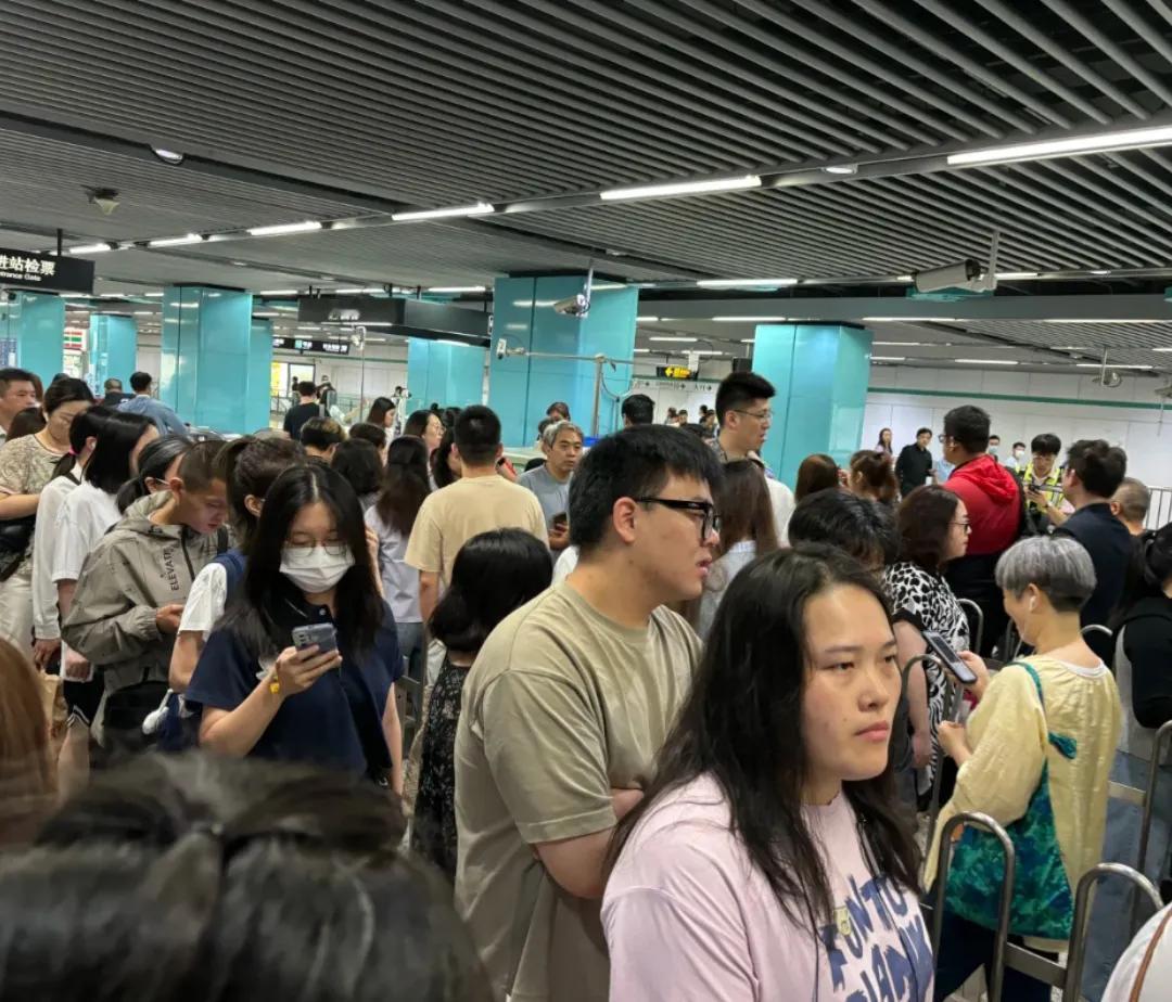 #寻找热爱表达的你# 我以为是过年了，那么多人在地铁里，要排差不多十分钟队，原来