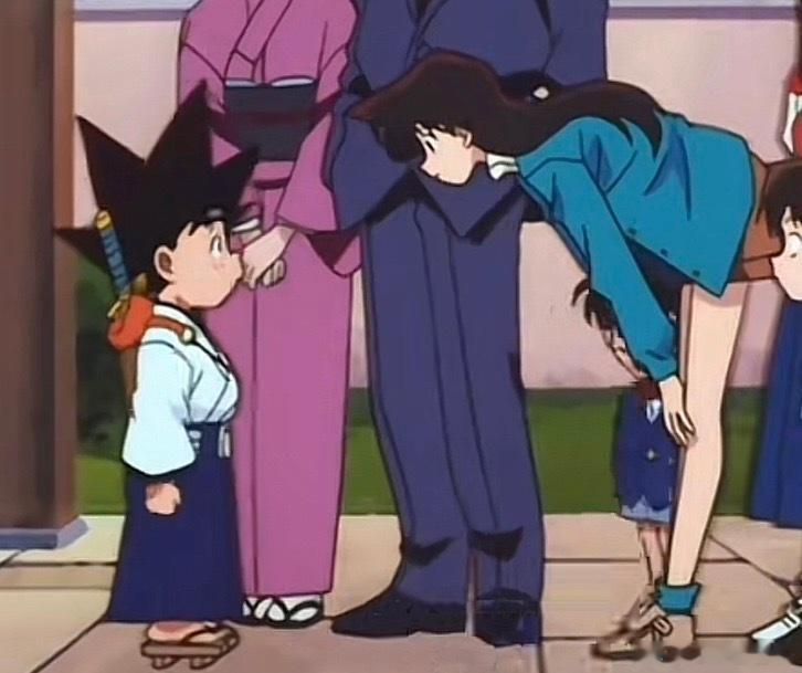 毛利兰和小孩子聊天 都会弯腰90度啊 