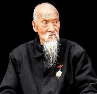 1942年，太行山上，八路军司凤梧被14个日军团团包围，前有刺刀，后有枪口，一脚