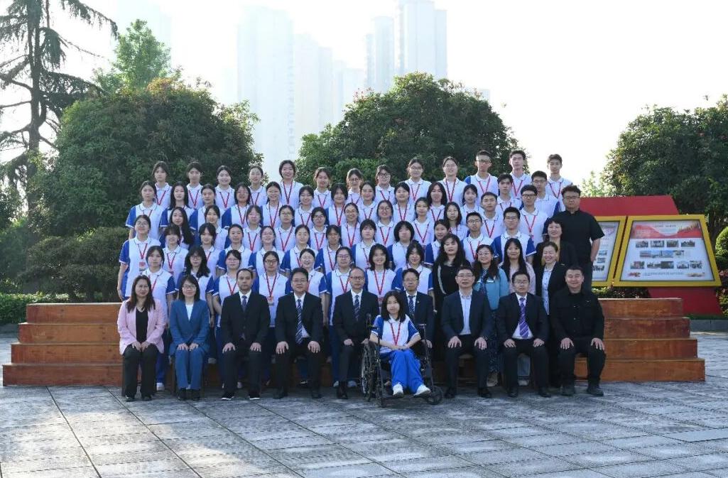 被湖南省常德市的桃源县一中感动了，高三学生拍毕业照时，一个坐轮椅的瘦弱女生，不好