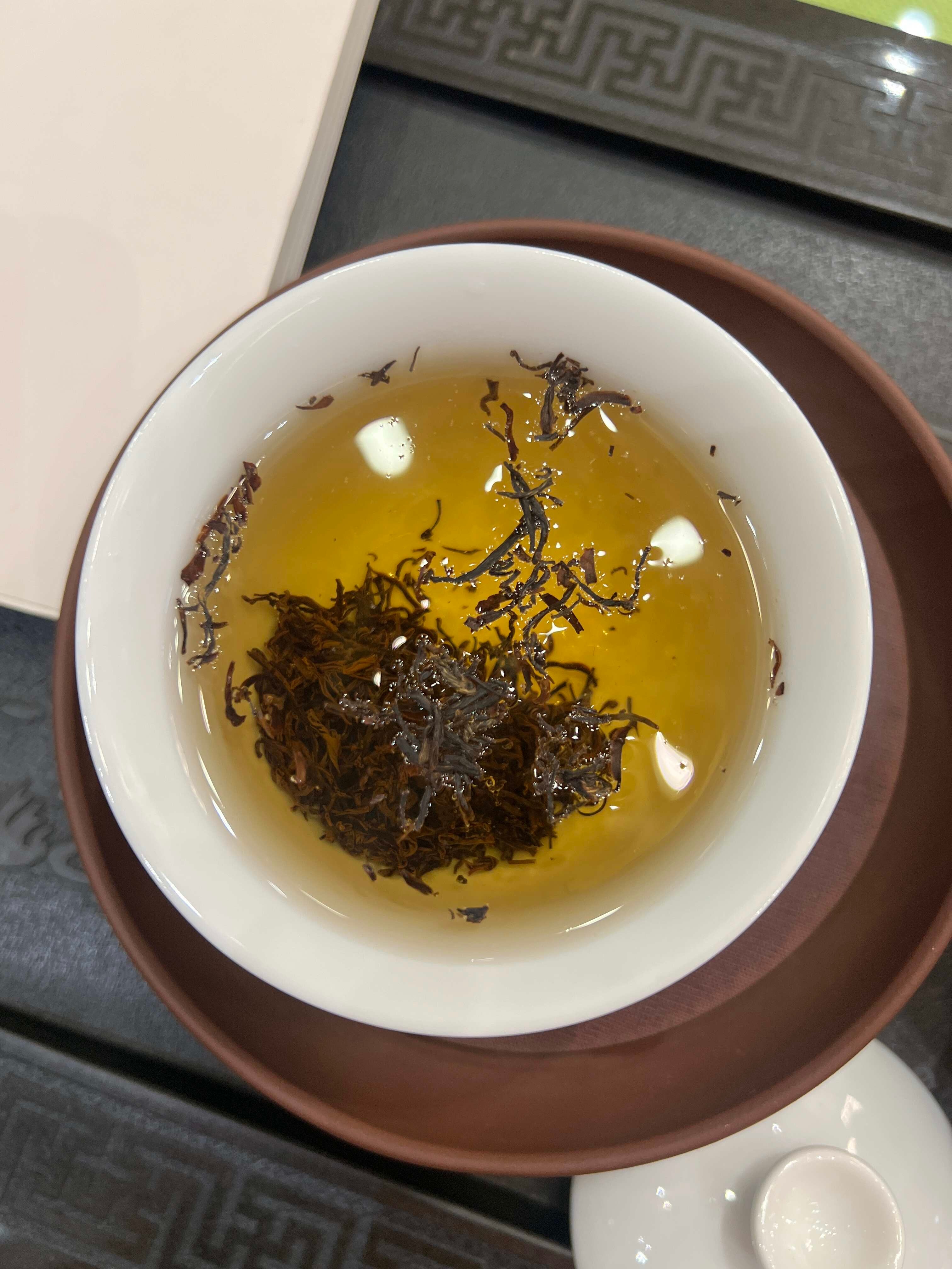 周末的时光总是很惬意今天泡了一壶祁门红茶，淡淡的花果香，幽雅清洌。比起小种，我更