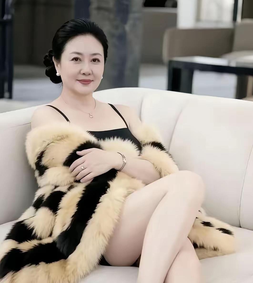 一个中年女人在抖音上说：如果有人喜欢我的话，要么是喜欢我的钱，要么就是想睡我不要