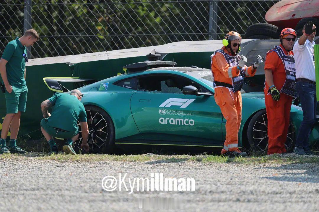 安全车撞了？[吃瓜][吃瓜]#vantage##阿斯顿马丁##f1#  ​​​