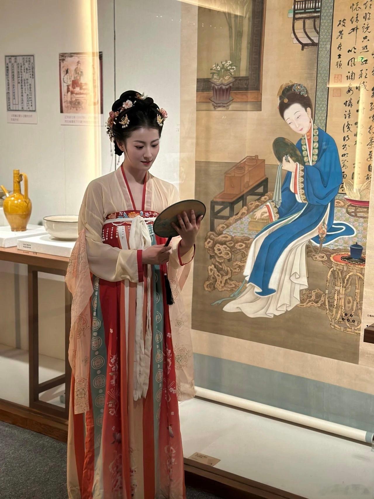 福建博物院特展里可以看到雍正十二美人图里的裘装对镜图哦[哇] ​​​