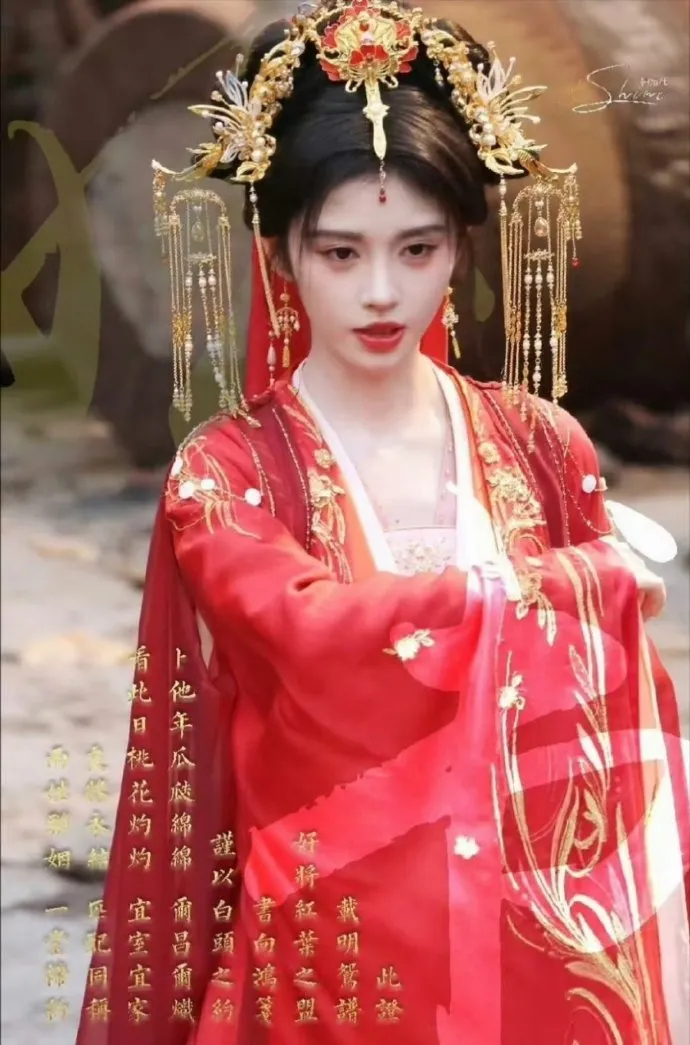 盘点一众女星经典古装婚服造型。周也、虞书欣、田曦薇、鞠婧祎、孟子义、宋祖儿等人嫁