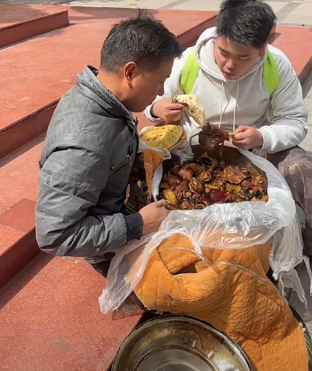 四川一高考生火了，父亲怕孩子备考营养跟不上，在家炖好一锅肉，用厚布把铁锅裹得严严