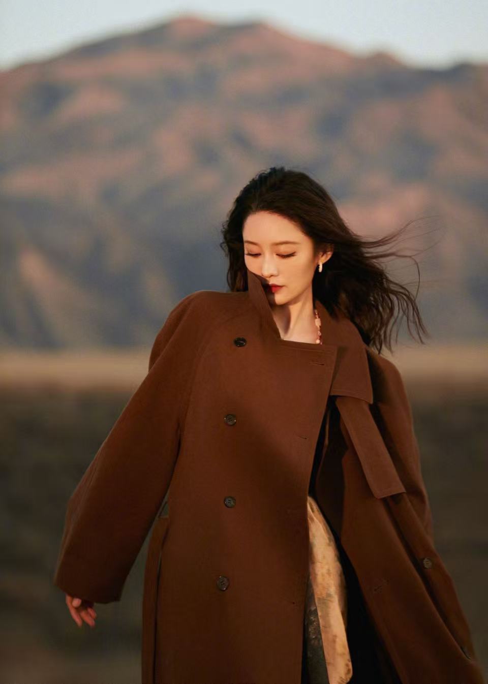 李沁九宫格生日照李沁生日营业 李沁发博分享九宫格生日照，风衣配长靴造型又美又飒，